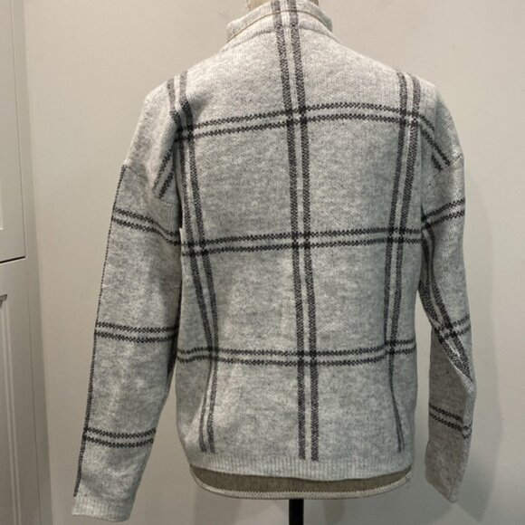 Belldini Gray Plaid Crew Neck Sweater size Small - Picture 7 of 14